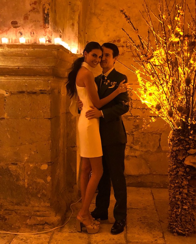 Dalam acara pre-wedding party tersebut, Mariana tampil lebih kasual dengan dress pendek dengan detail halter neck.  Foto: dok. Instagram