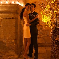 Dalam acara pre-wedding party tersebut, Mariana tampil lebih kasual dengan dress pendek dengan detail halter neck.  Foto: dok. Instagram