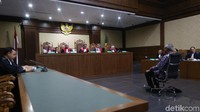 Bimanesh didakwa melanggar Pasal 21 Undang-Undang Nomor 31 Tahun 1999 sebagaimana telah diubah dengan Undang-Undang Nomor 20 Tahun 2001 tentang Pemberantasan Tindak Pidana Korupsi juncto Pasal 55 ayat 1 ke-1 KUHP.