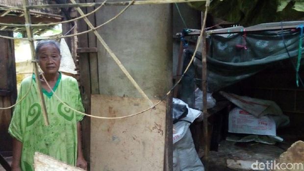 Nenek Asiyah di dalam rumahnya. 