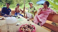 Kalau ini aksi lain Susi saat ngopi di Natuna. Sambil menikmati kopi hitam hangat, wanita 53 tahun ini disuguhi donat kampung. Foto: Istimewa