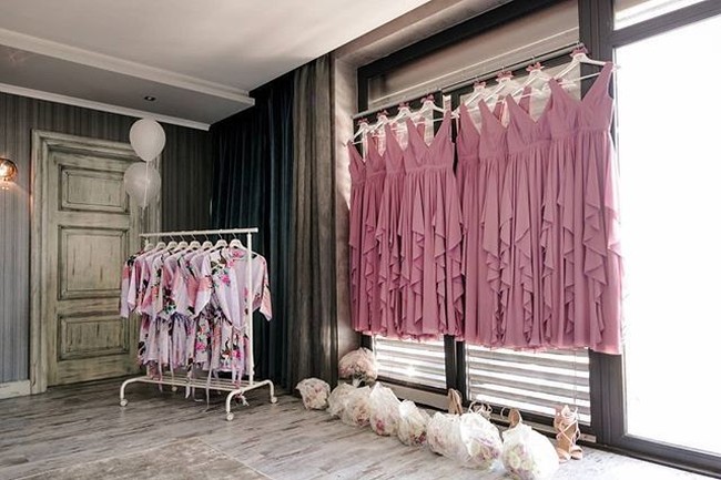Beberapa tahun lalu dress bridesmaid dengan warna blush pink sempat sangat digemari. Tahun ini nuansa merah muda seperti nostalgia rose ini lebih disukai sebagai warna baju bridesmaid. Foto: Instagram