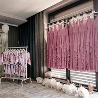 Beberapa tahun lalu dress bridesmaid dengan warna blush pink sempat sangat digemari. Tahun ini nuansa merah muda seperti nostalgia rose ini lebih disukai sebagai warna baju bridesmaid. Foto: Instagram
