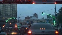 Lampu lalu lintas ini menyala dengan tiangnya sekaligus. Supaya pengemudi di bagian belakang bisa melihat tanda lampunya dengan baik. Istimewa/Boredpanda.
