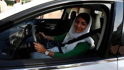 Wajah Bahagia Perempuan Saudi Saat Latihan Menyetir Mobil