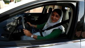 Wajah Bahagia Perempuan Saudi Saat Latihan Menyetir Mobil