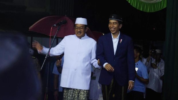 Sapa Santri Ponpes Langitan Tuban, Jokowi: Kehujanan, Dingin Nggak?