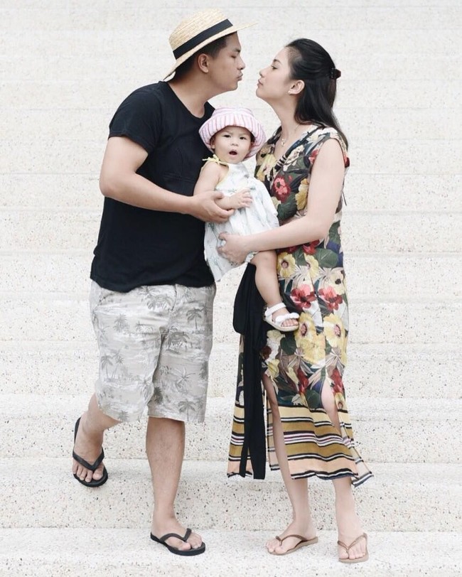 Gaya kompak Chelsea Olivia dan Glenn Alinskie yang mengenakan sandal jepit. Foto: Instagram