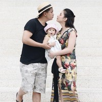 Gaya kompak Chelsea Olivia dan Glenn Alinskie yang mengenakan sandal jepit. Foto: Instagram