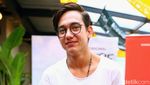 Adipati Dolken Tampil Berkacamata, Lebih Kece?