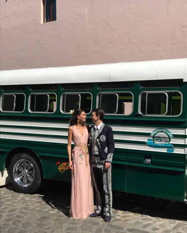 Pasangan baru ini tampil unik dengan busana tradisional khas Meksiko dalam foto pernikahan mereka.  Foto: dok. Instagram