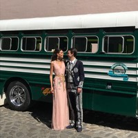 Pasangan baru ini tampil unik dengan busana tradisional khas Meksiko dalam foto pernikahan mereka.  Foto: dok. Instagram