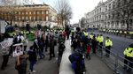 Foto: Demo Yaman Warnai Kunjungan Putra Mahkota Saudi di Inggris