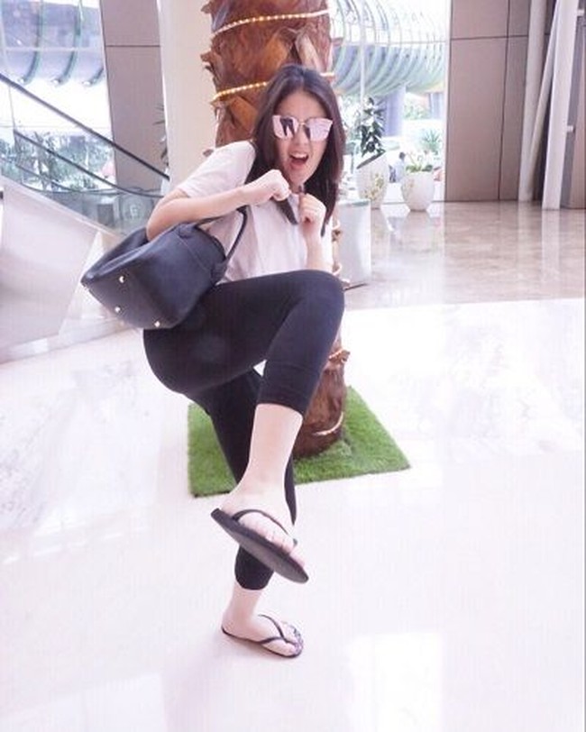 Gara-gara pakai sandal jepit, Tina Toon sempat mengalami kejadian tak mengenakan. Ia pun dilarang masuk restoran. Foto: Instagram