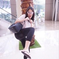 Gara-gara pakai sandal jepit, Tina Toon sempat mengalami kejadian tak mengenakan. Ia pun dilarang masuk restoran. Foto: Instagram