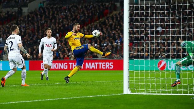 Higuain saat mencetak gol melawan Spurs
