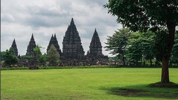 Tak lupa, Eugene juga berkunjung ke Candi Prambanan. Foto: Instagram instagram.com/e_kaspersky