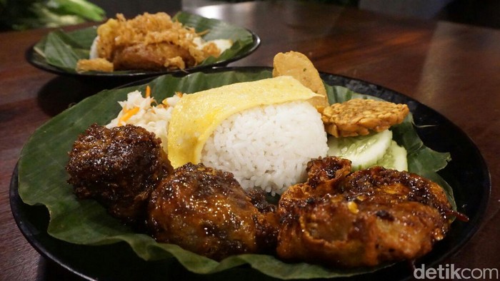 Ayam Kriwil: Puas Makan Ayam Kriwil dan Iga Bakar dengan 