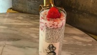 Minuman yang tak kalah segar yakni milk shake yang disajikan bersama jelly warna merah. Selain tampak enak, minuman ini juga cantik jadi objek foto. Foto: Instagram @missyoon.in.wl
