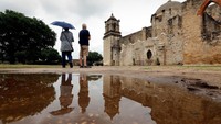 April adalah bulan yang cocok untuk berpergian ke Texas, AS. Musim panas akan datang lebih awal dan nikmatilah kecantikan Alamo, benteng bersejarah di San Antonio (CNN Travel)