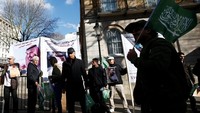 Unjuk rasa telah berlangsung sejak Selasa (6/3) waktu setempat, sebelum MBS tiba sehari sebelumnya. Aksi protes ini kembali berlangsung di sejumlah titik kota London hingga Rabu (7/3) waktu setempat. Foto: REUTERS/Henry Nicholls