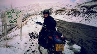 Lois mampu berbaur dengan berbagai masyarakat Iran. Kata dia, masyrakat Iran adalah orang-orang yang hangat dan menyenangkan. Momen di Pegunungan Alborz (Lois Pryce/CNN Travel)
