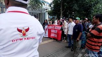 Mereka mendatangi kantor Badan Pengawas Pemilu (Bawaslu), Jalan MH Thamrin, Jakarta Pusat, Kamis (8/3/2018).