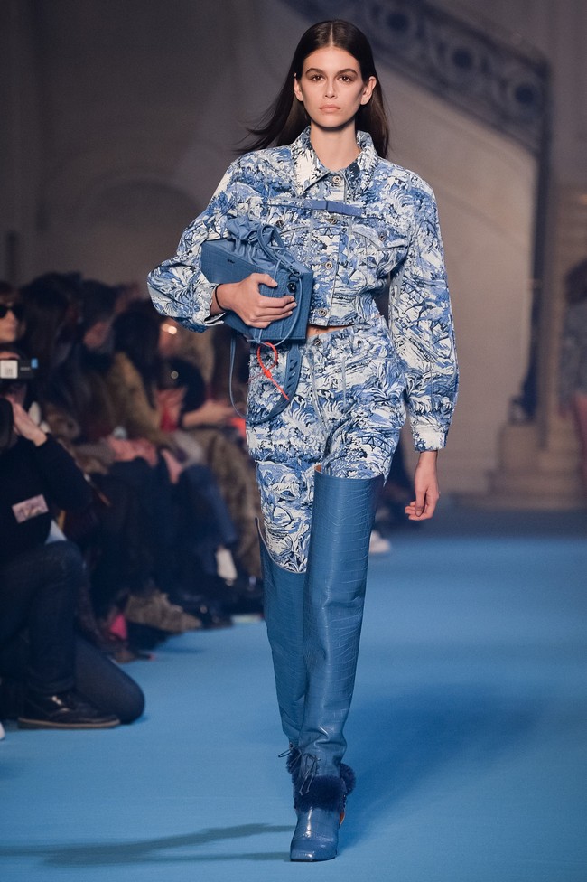 Kaia Gerber beraksi di catwalk Off-White. (Foto: Getty Images)