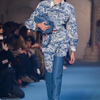 Kaia Gerber beraksi di catwalk Off-White. (Foto: Getty Images)