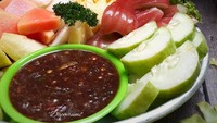 Serba sergar buahnya, Instagram @umimuslimatun membuat rujak buah segar dengan sambal nikmat. Duh, udah mau ngeces nih! Foto: Instagram @umimuslimatun