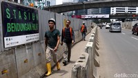 Proyek Stasiun Bendungan Hilir memakan trotoar, warga pun melintas di bahu jalan.