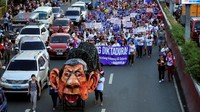 Kaum wanita di Filipina turun ke jalan saat merayakan Hari Perempuan Internasional. Terlihat sebuah patung Presiden Rodrigo Duterte juga dipamerkan para aktivis yang menggalakkan hak-hak perempuan. REUTERS/Romeo Ranoco.