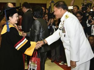 Megawati Terima Gelar Doktor Honoris Causa dari IPDN
