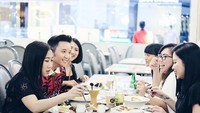 Good food, good friends, good place, good times, tulis Rangga dalam captions fotonya. Foto: Instagram @ranggamoela