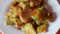 Pemilik akun Instagram @maii.joelyn mengunggah rujak buatannya. Sambalnya dipadu dengan kacang rasanya pedas manis. Pokoknya bikin mata melek! Foto: Instagram @maii.joelyn