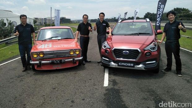 Bos Nissan berpose bersama dengan Datsun Cross