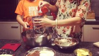 Best Baking Buddies, tulis Ashraf dalam keterangan foto yang ia upload. Bunga dan Noah terlihat asyik membuat kue. Foto: Istimewa
