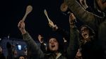 Foto: Demo Bawa Panci di Spanyol di Hari Perempuan Internasional