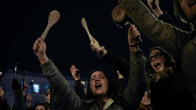 Foto: Demo Bawa Panci di Spanyol di Hari Perempuan Internasional