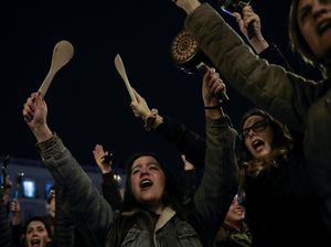Foto: Demo Bawa Panci di Spanyol di Hari Perempuan Internasional