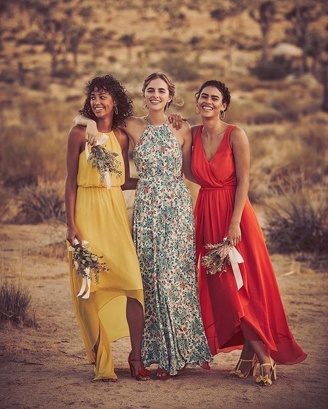 Siapa bilang bridesmaid harus pakai baju sama persis? Anda juga bisa memakai tema baju bridesmaid bertema missmatched seperti berikut. Agar tetap tampak kompak, Anda bisa pilih satu garis merah misalnya motif floral atau warna cerah. Foto: Instagram