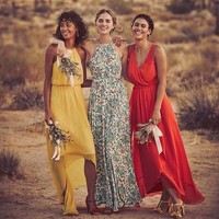 Siapa bilang bridesmaid harus pakai baju sama persis? Anda juga bisa memakai tema baju bridesmaid bertema missmatched seperti berikut. Agar tetap tampak kompak, Anda bisa pilih satu garis merah misalnya motif floral atau warna cerah. Foto: Instagram