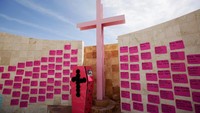 Di dekat memorial ini juga terdapat sebuah peti mati merah muda yang melambangkan banyaknya wanita yang menjadi korban kekerasan dan pembunuhan di Ciudad Juarez. Foto: REUTERS/Jose Luis Gonzalez