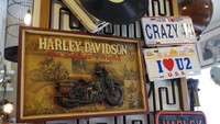 Dengan hiasan plat mobil khas Amerika, koleksi poster vintage, TV hitam putih, serta puluhan kaset piringan hitam siap menyambut Anda ketika melangkah ke kafe ini. Foto: Istimewa