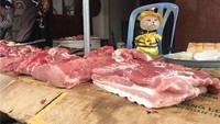 Selain ikan, Dog kadang juga menjual makanan lain. Kalau ini gayanya saat menjadi juragan daging. Duh gemas! Foto: Istimewa
