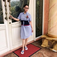 Gaya Inul Daratista berpose di depan pintu rumahnya dengan stripe dress dan kacamata. Pedangdut yang dikenal lewat goyang ngebor ini pun melengkapi penampilannya dengan sandal jepit dari rumah mode Dolce & Gabbana, dengan harga yang ditaksir senilai Rp 1,5 juta. Foto: Instagram