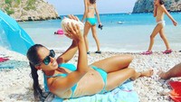 Tidak selalu berpenampilan tomboy dengan mengenakan kaus dan celana jeans sobek, Maria juga bisa seksi berbikini di pantai. (mariaherrera_6/Instagram)
