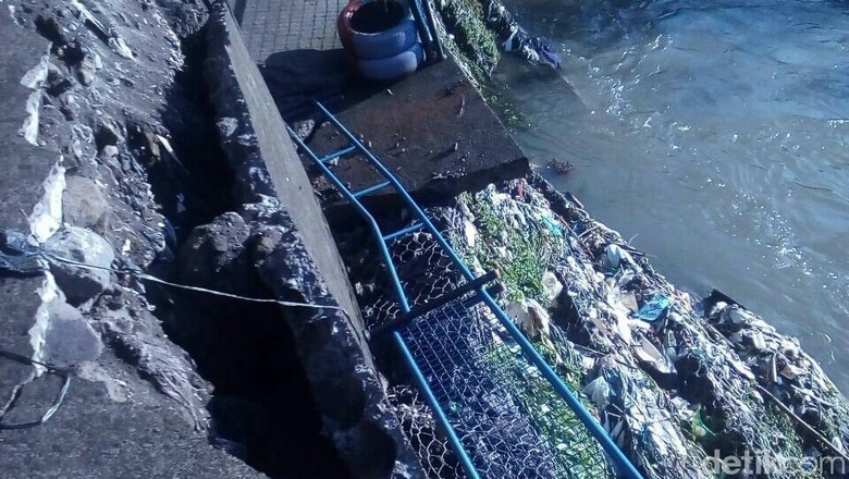 Diguyur Hujan Deras, Jalan Inspeksi di Pandeyan Yogya Ambrol Diguyur Hujan Deras, Jalan Inspeksi di Pandeyan Yogya Ambrol