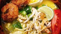 Ini soto kuah bening, lho. Yang kuning itu si kuning telur. Soto ayam dengan irisan tomat dan jeruk nipis pasti menyegarkan. Ditambah perkedel kentang, dijamin bikin puas perut! Soto ayam ini dimasak sendiri oleh akun @gulagulii Foto: Istimewa