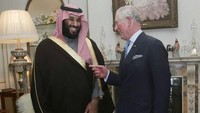 MBS tampak tersenyum saat berbincang santai dengan Pangeran Charles yang merupakan ahli waris takhta Kerajaan Inggris. Foto: AFP PHOTO/POOL/Yui Mok